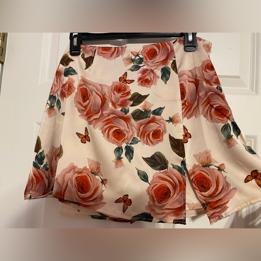 Vici floral butterfly print skort, size XL